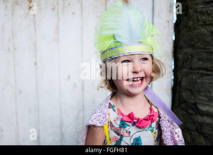 Mädchen mit Kopfbedeckung happy Stockfoto