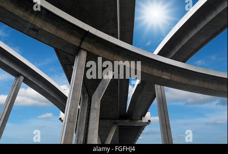 Ansicht von unten auf den erhöhten Himmel. Stockfoto