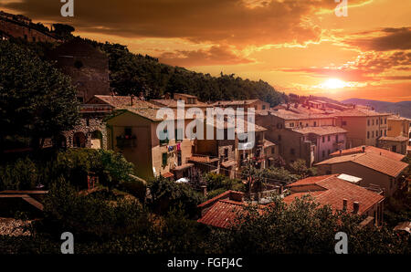 Goldener Sonnenuntergang über toskanischen Costona Stadt, Italien Stockfoto