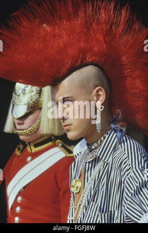 Punk Rocker Matt Belgrano, "der Herr Punk' steht mit einem Mitglied der Household Cavalry, Horse Guards Parade, London, England, UK, ca. 1980 Stockfoto