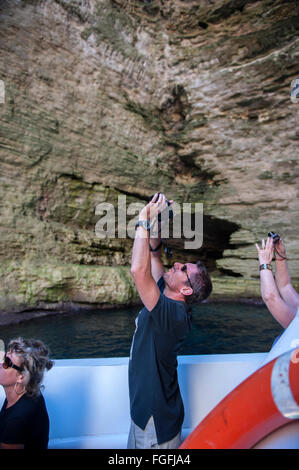 Touristen fotografieren die Grottes Marines (Grotten). Bonifacio, Corsica. Frankreich Stockfoto