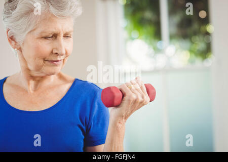 Ältere Frau, die das Training mit Hanteln Stockfoto