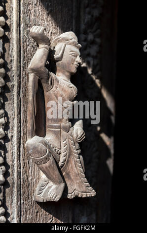 Detail der Holzschnitzereien Shwenandaw Kyaung Kloster in Mandalay, Birma - Myanmar Stockfoto