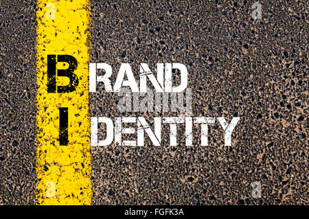 Konzept-Bild der Business Akronym BI Markenidentität über Straße Markierung gelber Farbe geschrieben Stockfoto