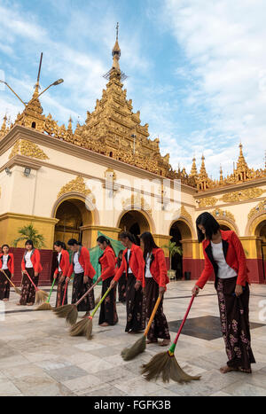 Birmanische Frauen fegen den Boden rund um die Mahamuni Paya in Mandalay, Birma - Myanmar Stockfoto