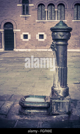 Antike Standrohr in Venedig mit venezianischer Architektur im Hintergrund Stockfoto