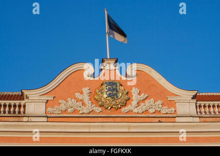 Wappen und estnische Nationalflagge über das estnische Parlament, Tallinn, Estland Stockfoto