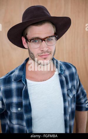 Hübsche Hipster Nerd Brille und Hut tragen Stockfoto