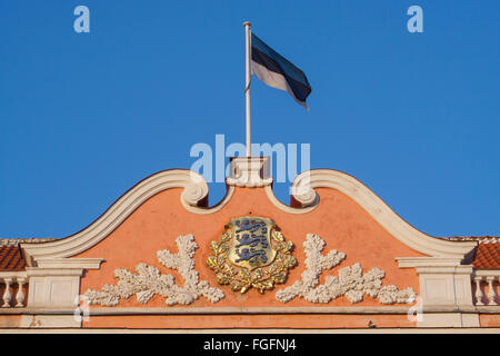 Wappen und estnische Nationalflagge über das estnische Parlament, Tallinn, Estland Stockfoto