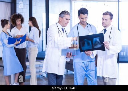 Ärzte untersuchen ein Röntgen im Krankenhaus Stockfoto