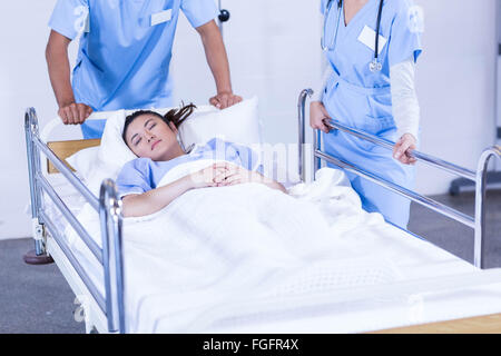 Ärzte am Patientenbett Stockfoto