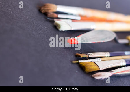 Spachtel mit rotes Pigment Stockfoto