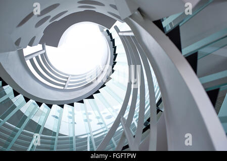 moderne Glas-Wendeltreppe Stockfoto