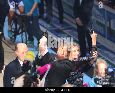 Deutsche Schauspieler Uwe Rohde und Designerin Jette Joop ab der Sixdays Bremen-Radrennen. Jette Joop erklärte bei der Pressekonferenz, sie bekommt eine Lizenz für eine Pistole, aufgrund der aktuellen Situation mit Deutschland zu tragen: Jette Joop, Uwe Rohde wo: Bremen, Deutschland bei: 14. Januar 2016 Stockfoto