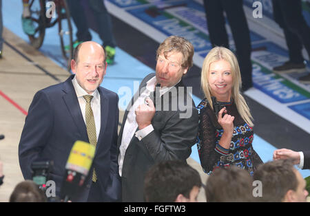 Deutsche Schauspieler Uwe Rohde und Designerin Jette Joop ab der Sixdays Bremen-Radrennen. Jette Joop erklärte bei der Pressekonferenz, sie bekommt eine Lizenz für eine Pistole, aufgrund der aktuellen Situation mit Deutschland zu tragen: Jette Joop, Uwe Rohde wo: Bremen, Deutschland bei: 14. Januar 2016 Stockfoto