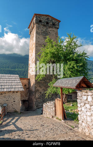 alte Stein Straße in Swanetien Stadt Mestia Stockfoto