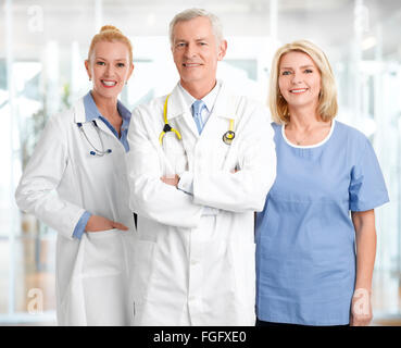 Porträt des erfolgreichen medizinischen Personals stehen an Privatklinik. Stockfoto