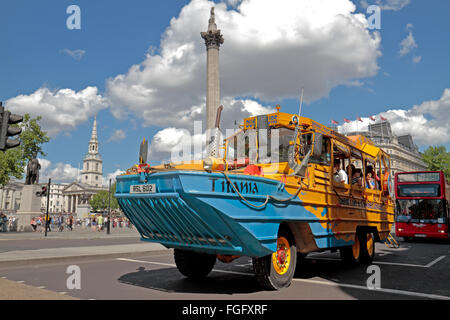 Ein Amphibienfahrzeug WWII DUK-W (oder Ente) umgebaut als Tourist Reisebus auf dem Trafalgar Square, London, UK. Stockfoto