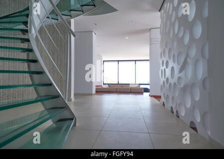 moderne Glas-Wendeltreppe Stockfoto