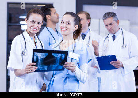Weibliche Ärzte prüfen X-Ray-Berichte Stockfoto