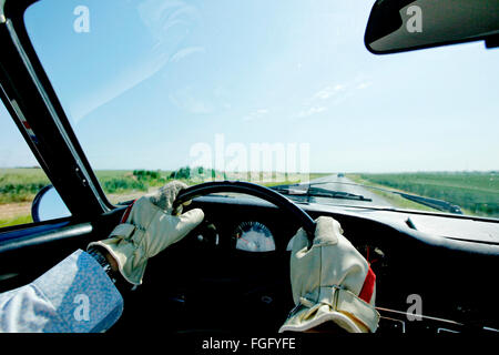 An Bord eines Porsche 911 T (1970) in der gesamten Region Reims. Stockfoto