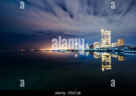 Bucht von Manila in der Nacht, gesehen vom Hafen entfernt, in Pasay, Metro Manila, Philippinen. Stockfoto