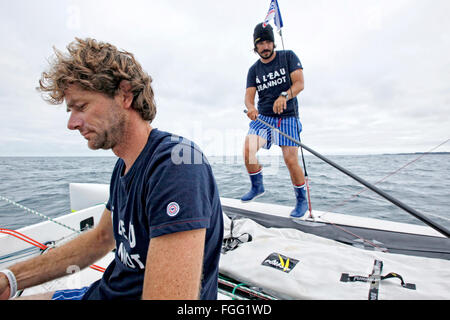 Trag Sessi bevor die transatlantischen Crossg Lorient Bretagne Sat-BarthelemyFrench Westen Vcent Beauvarlet und Vcent Lant stirbt ein Stockfoto