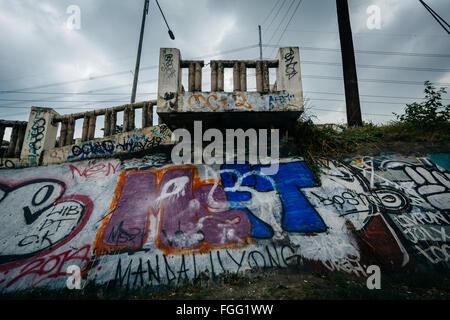 Graffitis entlang des Pasig Flusses in Makati, Metro Manila, Philippinen. Stockfoto