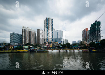 Gebäude in Mandaluyong und Flusses Pasig, Makati, Metro Manila, Philippinen. Stockfoto