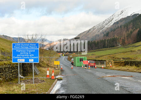 Temporäre Überbrückung überspannt zwei Becks am Dunmail Riase, Thirlmere im Lake District, Cumbria. Straße gebaut, nachdem A591 beschädigt Stockfoto