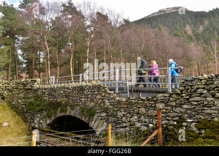 Temporäre Überbrückung überspannt zwei Becks am Dunmail Riase, Thirlmere im Lake District, Cumbria. Straße gebaut, nachdem A591 beschädigt Stockfoto