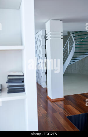 moderne Glas-Wendeltreppe Stockfoto