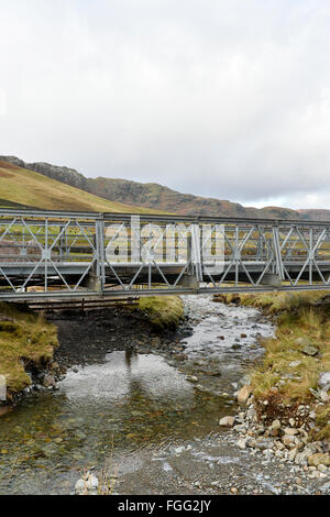 Temporäre Überbrückung überspannt zwei Becks am Dunmail Riase, Thirlmere im Lake District, Cumbria. Straße gebaut, nachdem A591 beschädigt Stockfoto