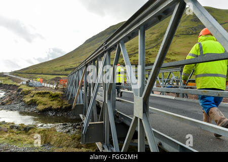 Temporäre Überbrückung überspannt zwei Becks am Dunmail Riase, Thirlmere im Lake District, Cumbria. Straße gebaut, nachdem A591 beschädigt Stockfoto