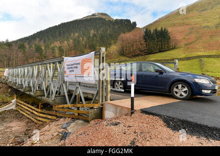 Temporäre Überbrückung überspannt zwei Becks am Dunmail Riase, Thirlmere im Lake District, Cumbria. Straße gebaut, nachdem A591 beschädigt Stockfoto