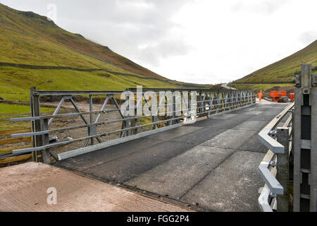 Temporäre Überbrückung überspannt zwei Becks am Dunmail Riase, Thirlmere im Lake District, Cumbria. Straße gebaut, nachdem A591 beschädigt Stockfoto