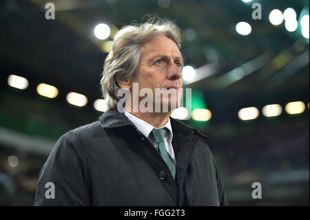 Lissabon, Portugal. 18. Februar 2016. Sporting Lissabon-Trainer Jorge Jesus in Aktion während der UEFA Europa League Fußballspiel zwischen Sporting Lissabon und Bayer Leverkusen, im Estádio Alvalade XXI, in Lissabon, Portugal, am 18. Februar 2016 statt. Bildnachweis: Bruno de Carvalho/Alamy Live News Stockfoto