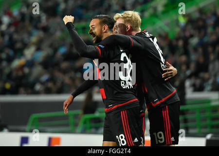 Lissabon, Portugal. 18. Februar 2016. Karim Bellarabi, Bayer Leverkusen-Spieler, feiert sein Tor während der UEFA Europa League Fußballspiel zwischen Sporting Lissabon und Bayer Leverkusen, im Estádio Alvalade XXI, in Lissabon, Portugal, am 18. Februar 2016 statt. Foto: Bruno de Carvalho/Newzulu in Aktion während Fußball-UEFA Europa League match zwischen Sporting Lissabon und Bayer Leverkusen, im Estádio Alvalade XXI, in Lissabon, Portugal, am 18. Februar 2016 statt. Bildnachweis: Bruno de Carvalho/Alamy Live News Stockfoto