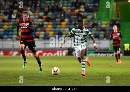 Lissabon, Portugal. 18. Februar 2016. Christoph Kramer (L), Bayer Leverkusen-Spieler und Carlos Mané (R), Sporting Lissabon-Spieler in Aktion während Fußball-UEFA Europa League match zwischen Sporting Lissabon und Bayer Leverkusen, im Estádio Alvalade XXI, in Lissabon, Portugal, am 18. Februar 2016 statt. Bildnachweis: Bruno de Carvalho/Alamy Live News Stockfoto