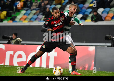 Lissabon, Portugal. 18. Februar 2016. Jonathan Tah (L), Bayer Leverkusen-Spieler und Islam Slimani (R), Sporting Lissabon-Spieler in Aktion während Fußball-UEFA Europa League match zwischen Sporting Lissabon und Bayer Leverkusen, im Estádio Alvalade XXI, in Lissabon, Portugal, am 18. Februar 2016 statt. Bildnachweis: Bruno de Carvalho/Alamy Live News Stockfoto