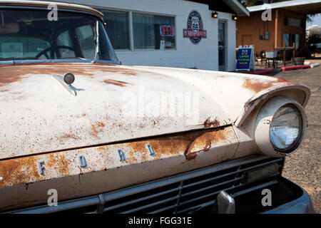 Oldtimer Ford Fairlane im Mittelpunkt Cafe auf Route 66 in Adrian, Texas Stockfoto