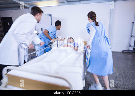 Ärzte am Patientenbett Stockfoto