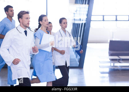 Ärzte und Krankenschwestern, die rauschenden für Notfall Stockfoto