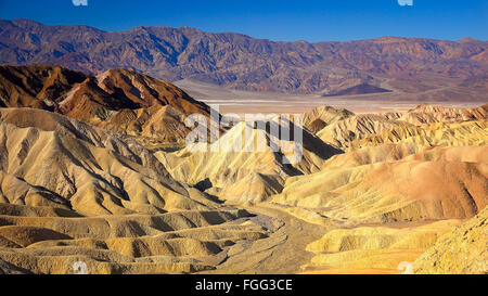 Der Blick vom Zabriskie Point im Death Valley National Park zeigt schroffe Hügeln von Erosion gebildet. Stockfoto