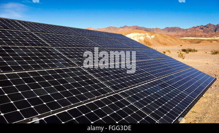 Solar-Panels genießen Sie die Sonne in der Mojave-Wüste in Death Valley Nationalpark Stockfoto