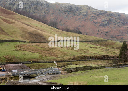 Temporäre Überbrückung überspannt zwei Becks am Dunmail Riase, Thirlmere im Lake District, Cumbria. Straße gebaut, nachdem A591 beschädigt Stockfoto