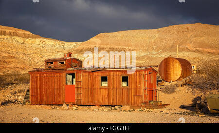 Eine verlassene red Caboose in warmes Licht in Ghost Town von Rhyolith in der Nähe von Death Valley Nationalpark Stockfoto