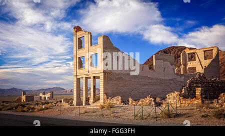 Ruinen der Geisterstadt Rhyolite Bank in der Nähe von Death Valley Stockfoto