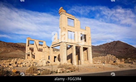 Ruinen der Geisterstadt Rhyolite Bank in der Nähe von Death Valley Stockfoto