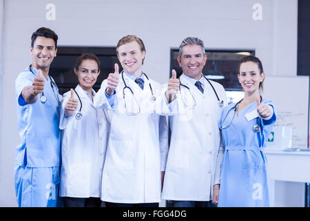 Medizinisches Team mit Daumen hoch setzen und lächelnd Stockfoto